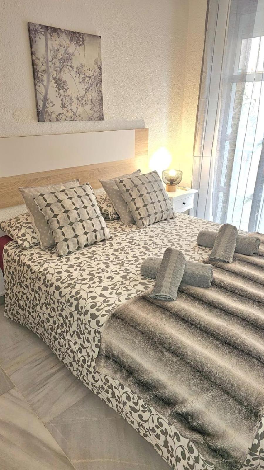 Ideal Holiday Apartment One Bedroom City Center مالقة المظهر الخارجي الصورة